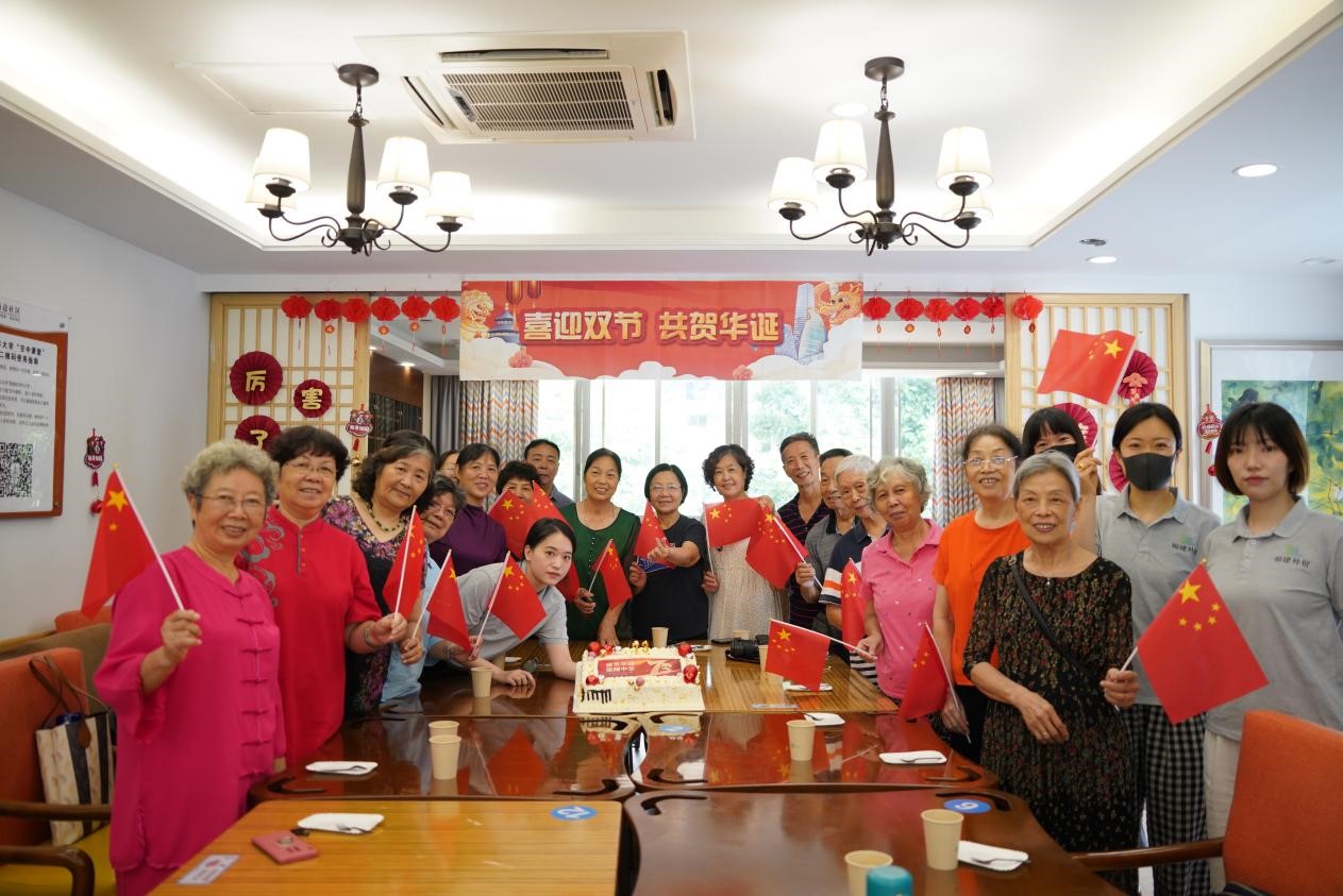 华颐工作人员合影.jpg