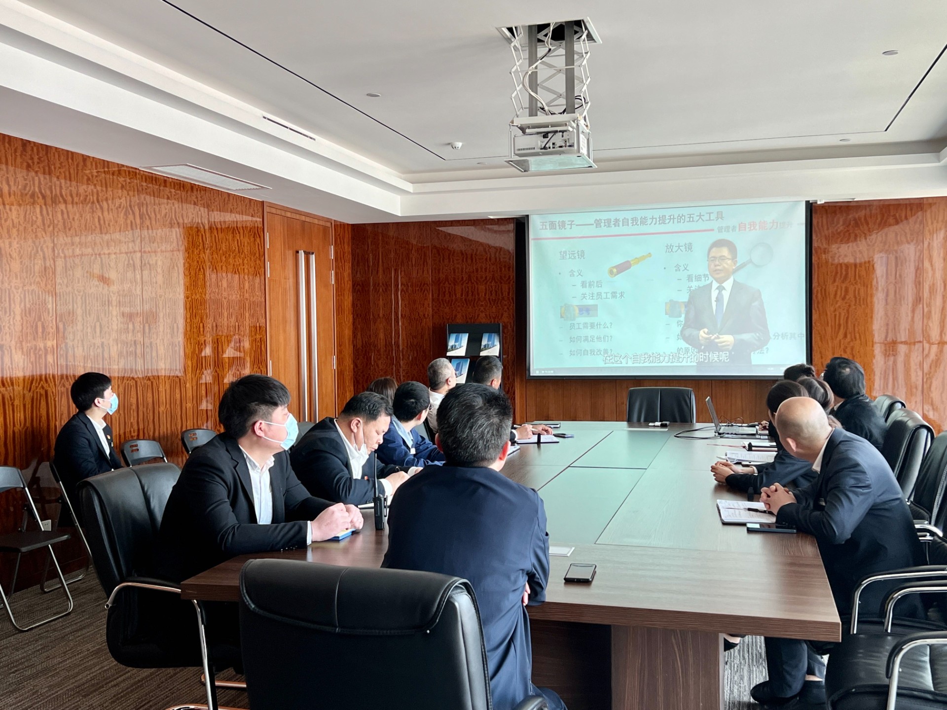 物业公司召开职工管理服务能力提升培训会.jpg