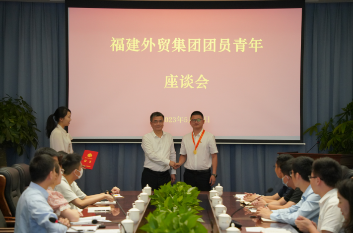 青年座谈2.png